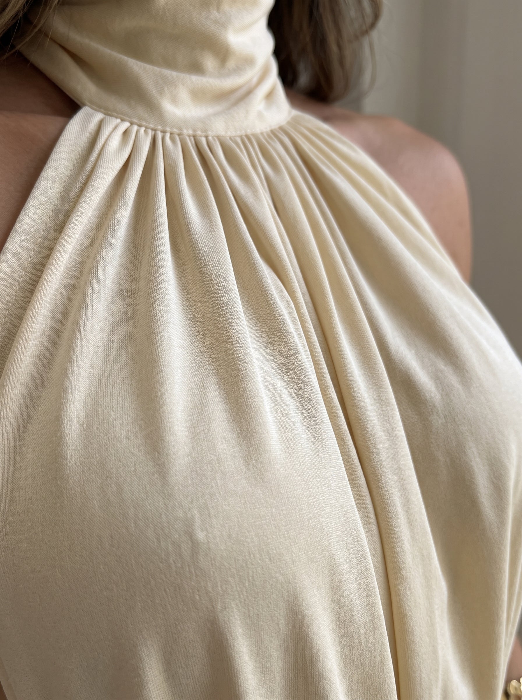 LORENZA™ | VESTIDO HALTER PLISADO