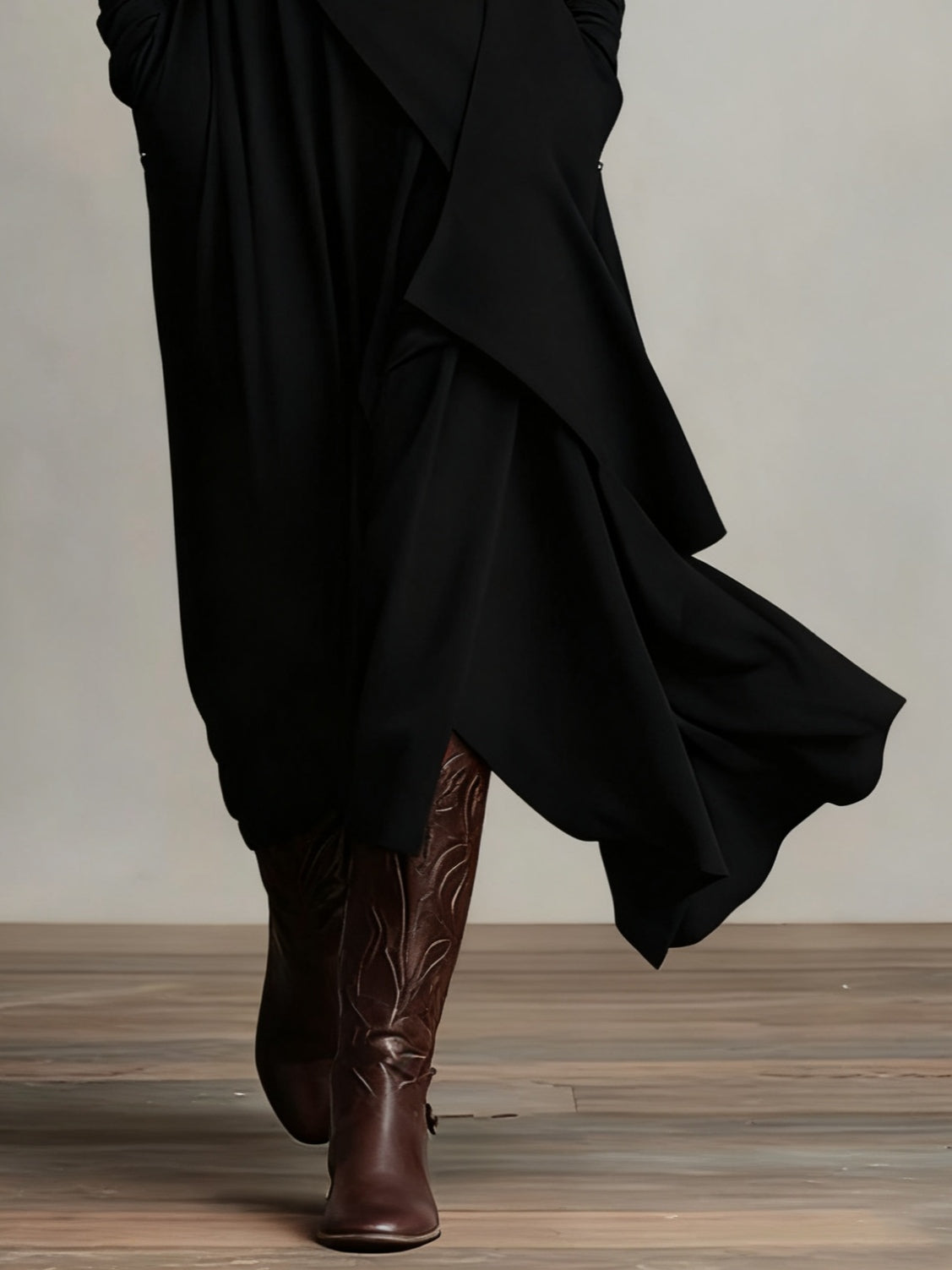 Aurelia™ | Vestido Largo Plisado Asimétrico con Cuello Alto